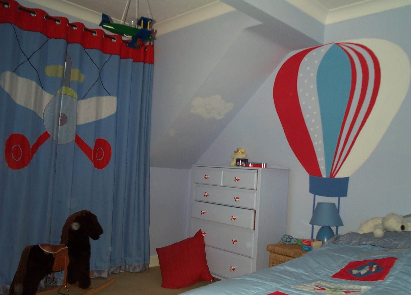 шторы с самолётами и воздушными шарами в детскую